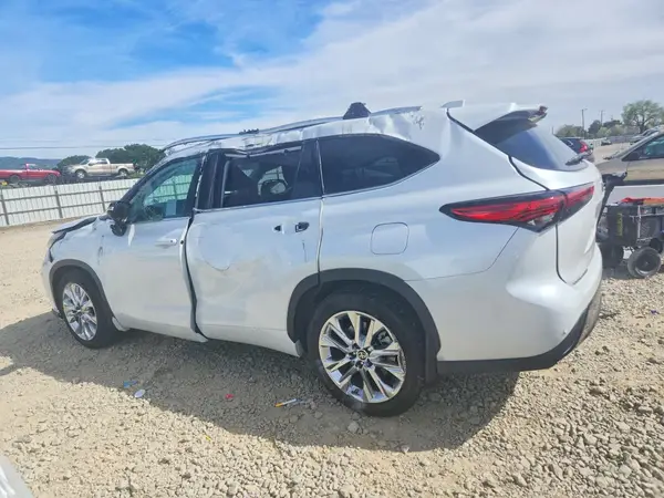 5TDXBRCH5PS583669 2023 TOYOTA HIGHLANDER - Image 2