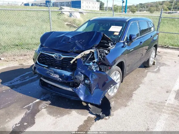 5TDXBRCH6MS016592 2021 TOYOTA HIGHLANDER - Image 2