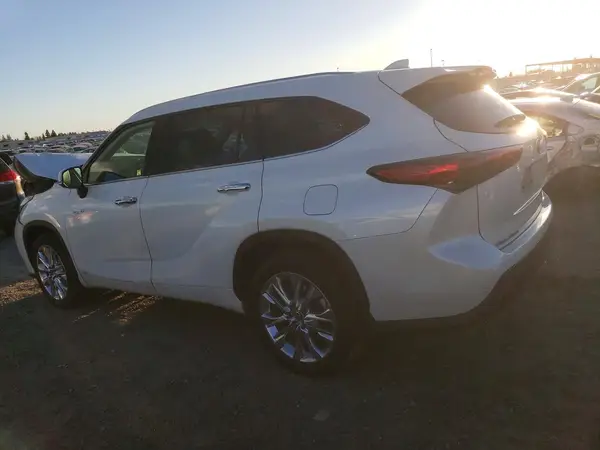 5TDXBRCH6MS023817 2021 TOYOTA HIGHLANDER - Image 2