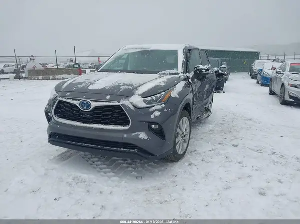 5TDXBRCH6MS520205 2021 TOYOTA HIGHLANDER - Image 2