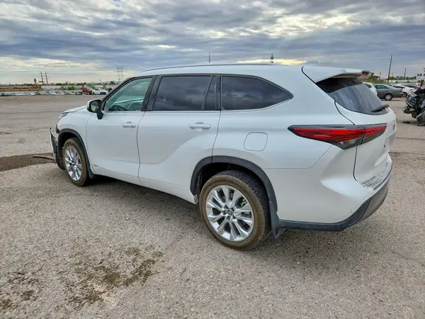5TDXBRCH6PS574558 2023 TOYOTA HIGHLANDER - Image 2