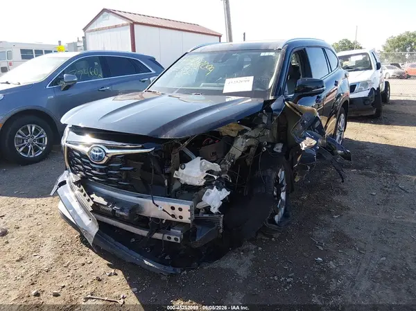 5TDXBRCH7PS582913 2023 TOYOTA HIGHLANDER - Image 2
