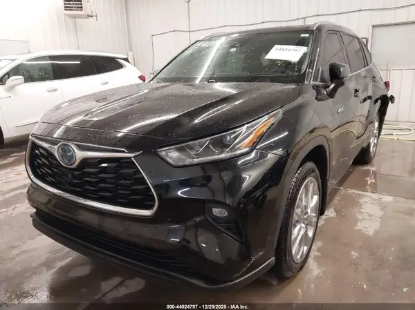 5TDXBRCH8MS530914 2021 TOYOTA HIGHLANDER - Image 2