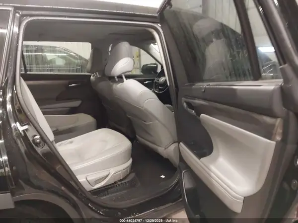 5TDXBRCH8MS530914 2021 TOYOTA HIGHLANDER - Image 8