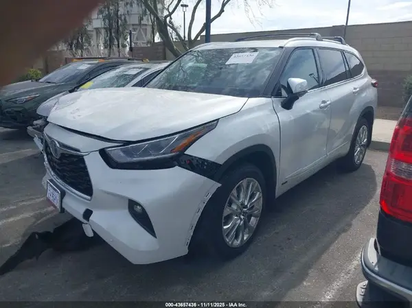 5TDXBRCH8NS554082 2022 TOYOTA HIGHLANDER - Image 2