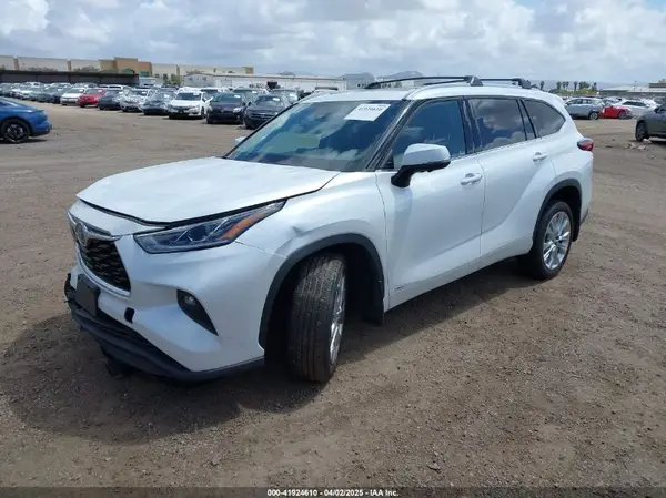 5TDXBRCH8PS585948 2023 TOYOTA HIGHLANDER - Image 2