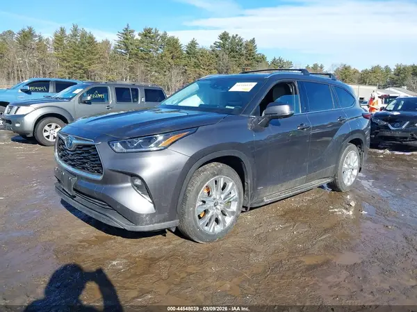 5TDXBRCH9PS585084 2023 TOYOTA HIGHLANDER - Image 2