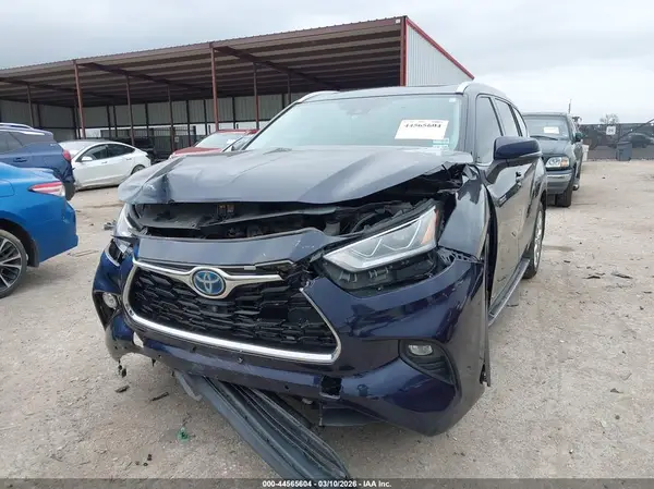 5TDXBRCHXMS019060 2021 TOYOTA HIGHLANDER - Image 2