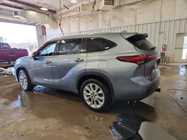 5TDXBRCHXMS064130 2021 TOYOTA HIGHLANDER - Image 2