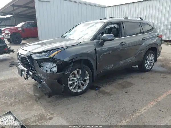 5TDXBRCHXMS536715 2021 TOYOTA HIGHLANDER - Image 2
