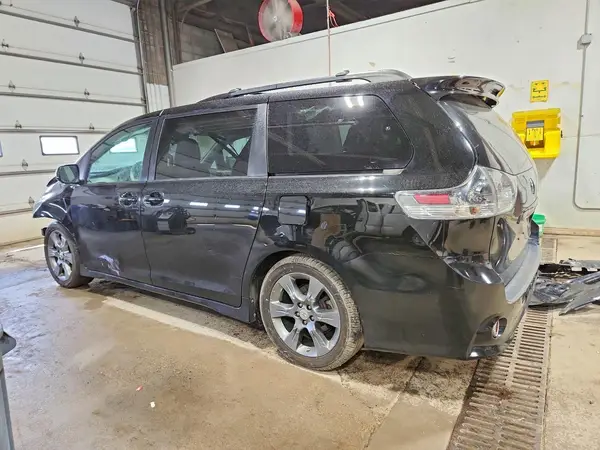 5TDXK3DC0BS064151 2025 TOYOTA SIENNA - Image 2