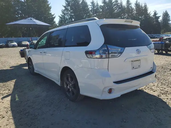 5TDXK3DC0GS691813 2016 TOYOTA SIENNA - Image 2