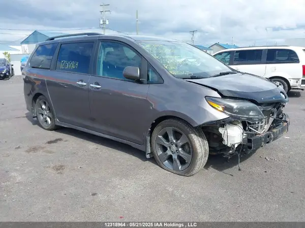 5TDXK3DC0GS695764 2016 TOYOTA SIENNA - Image 1
