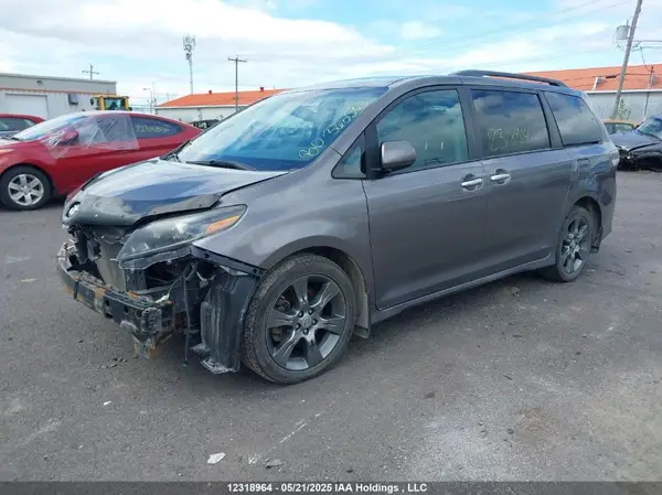 5TDXK3DC0GS695764 2016 TOYOTA SIENNA - Image 2