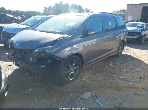 5TDXK3DC0GS721263 2016 TOYOTA SIENNA - Image 2