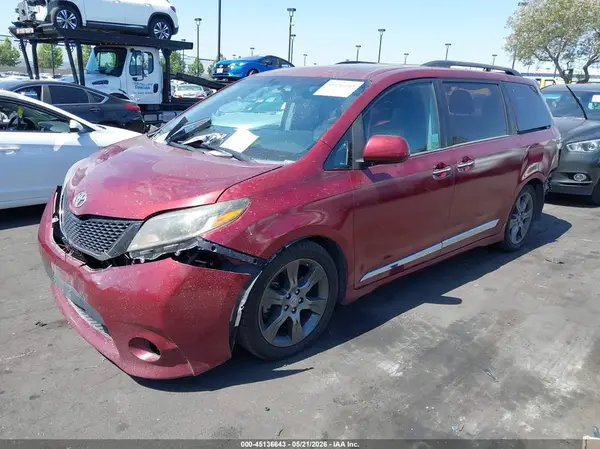 5TDXK3DC0GS729198 2016 TOYOTA SIENNA - Image 2