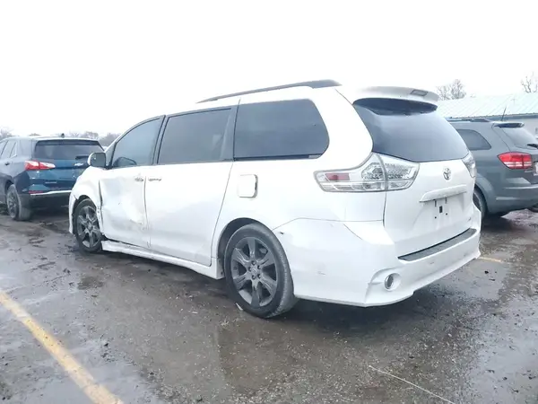 5TDXK3DC0GS731288 2016 TOYOTA SIENNA - Image 2