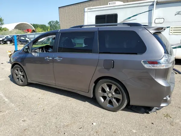 5TDXK3DC0GS760712 2016 TOYOTA SIENNA - Image 2