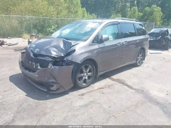 5TDXK3DC1GS699774 2016 TOYOTA SIENNA - Image 2
