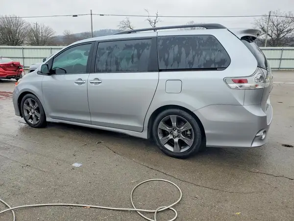 5TDXK3DC1GS711339 2016 TOYOTA SIENNA - Image 2