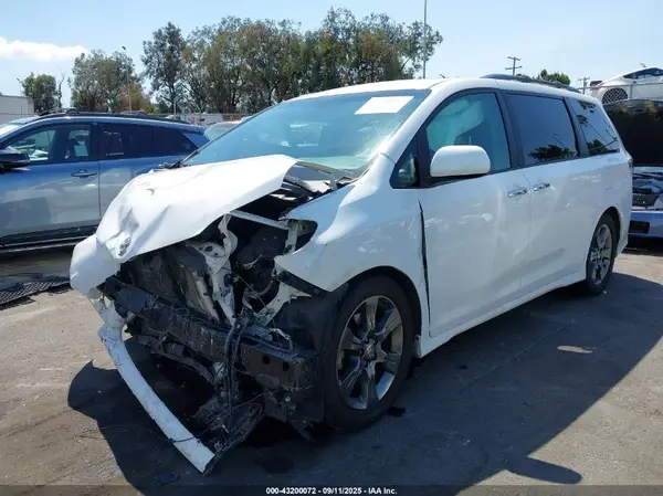 5TDXK3DC1GS735334 2016 TOYOTA SIENNA - Image 2