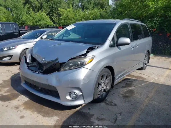 5TDXK3DC1GS739285 2016 TOYOTA SIENNA - Image 2