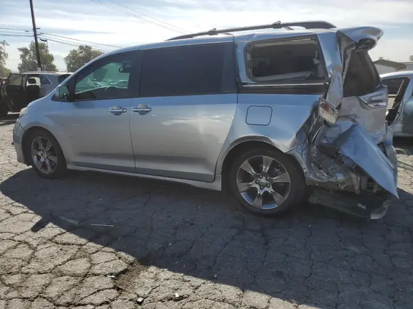 5TDXK3DC1GS743353 2016 TOYOTA SIENNA - Image 2