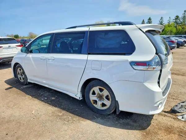 5TDXK3DC1GS749380 2016 TOYOTA SIENNA - Image 2