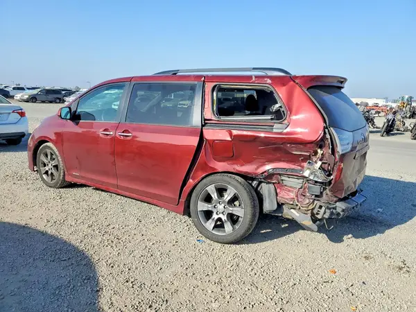 5TDXK3DC1GS754823 2016 TOYOTA SIENNA - Image 2