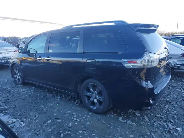 5TDXK3DC2GS693403 2016 TOYOTA SIENNA - Image 2