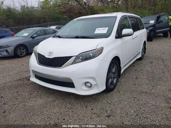 5TDXK3DC2GS715156 2016 TOYOTA SIENNA - Image 2