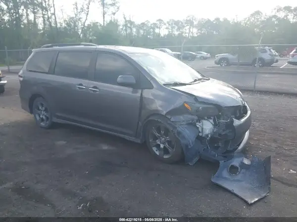 5TDXK3DC2GS718624 2016 TOYOTA SIENNA - Image 1