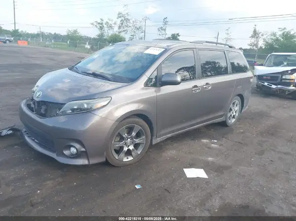 5TDXK3DC2GS718624 2016 TOYOTA SIENNA - Image 2