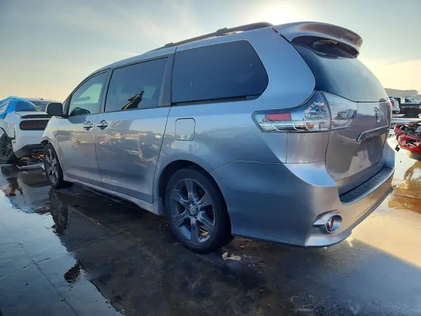 5TDXK3DC2GS725458 2016 TOYOTA SIENNA - Image 2