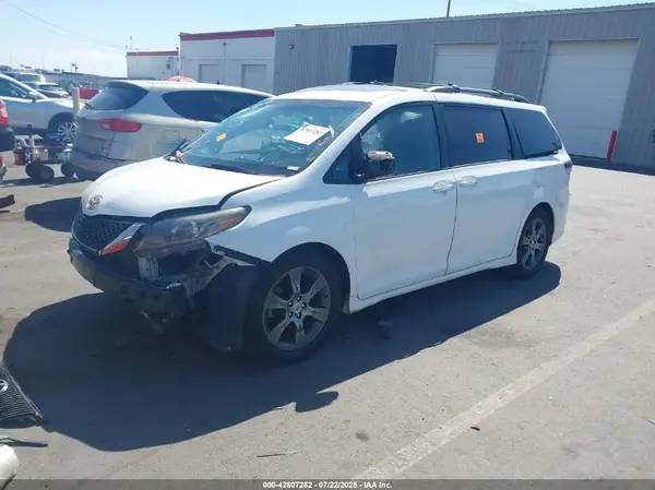 5TDXK3DC2GS758931 2016 TOYOTA SIENNA - Image 2