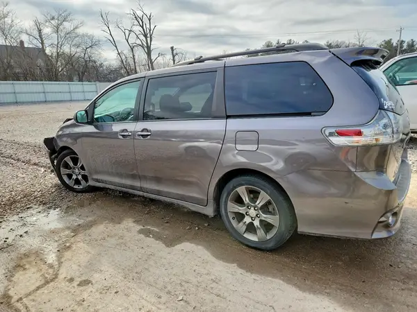 5TDXK3DC2GS762655 2016 TOYOTA SIENNA - Image 2