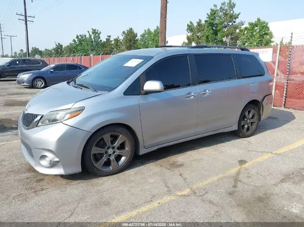 5TDXK3DC3GS732936 2016 TOYOTA SIENNA - Image 2
