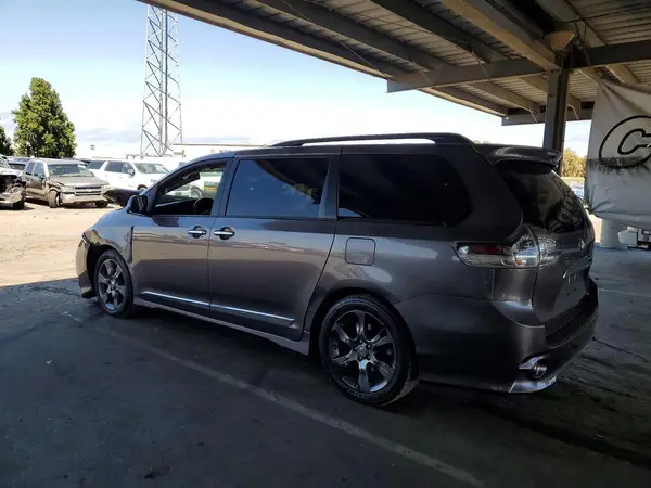 5TDXK3DC3GS739191 2016 TOYOTA SIENNA - Image 2