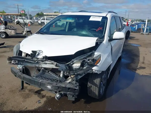 5TDXK3DC3GS741829 2016 TOYOTA SIENNA - Image 2