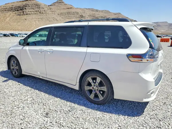 5TDXK3DC3GS750076 2016 TOYOTA SIENNA - Image 2