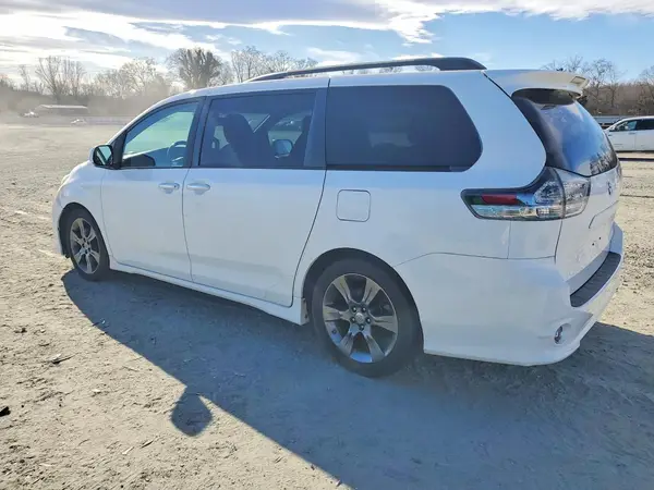 5TDXK3DC3GS759232 2016 TOYOTA SIENNA - Image 2