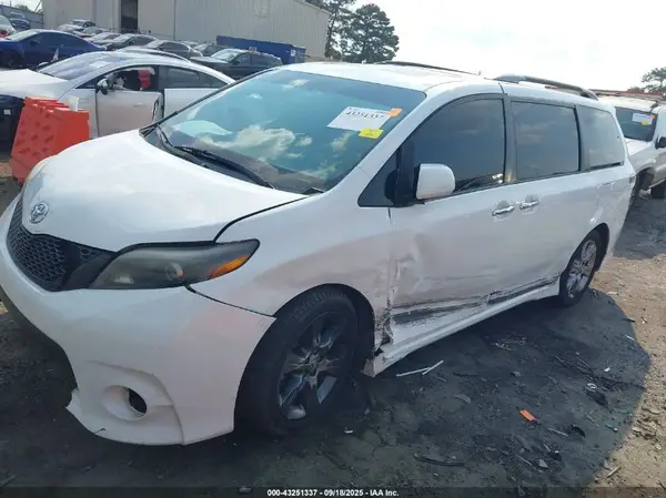 5TDXK3DC4GS721413 2016 TOYOTA SIENNA - Image 2