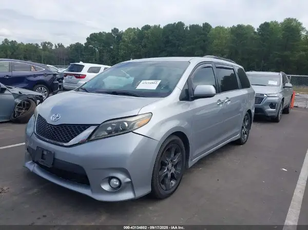 5TDXK3DC4GS731438 2016 TOYOTA SIENNA - Image 2