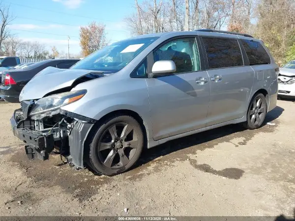 5TDXK3DC4GS739877 2016 TOYOTA SIENNA - Image 2