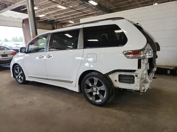 5TDXK3DC4GS746604 2016 TOYOTA SIENNA - Image 2
