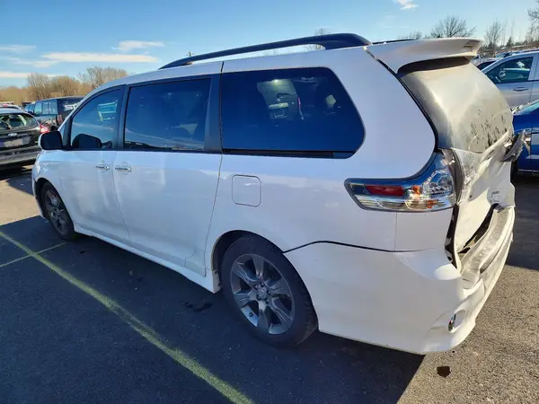 5TDXK3DC4GS750328 2016 TOYOTA SIENNA - Image 2