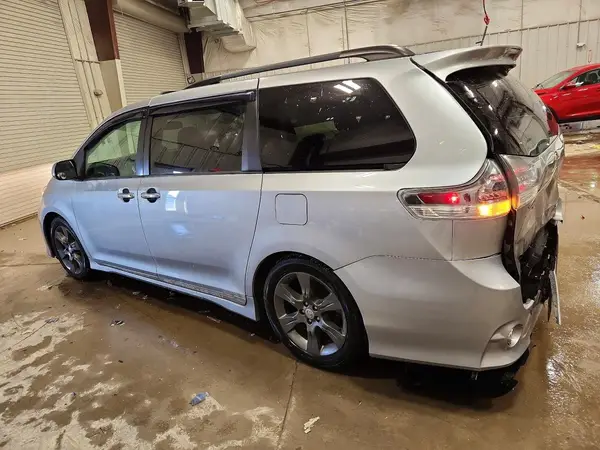 5TDXK3DC4GS753858 2016 TOYOTA SIENNA - Image 2