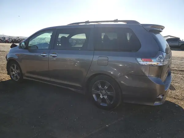 5TDXK3DC5GS722747 2016 TOYOTA SIENNA - Image 2