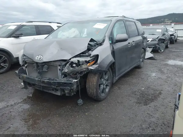 5TDXK3DC5GS732467 2016 TOYOTA SIENNA - Image 2