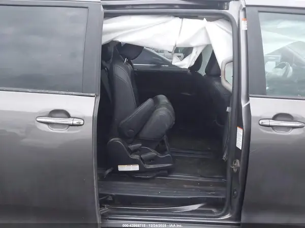 5TDXK3DC5GS732467 2016 TOYOTA SIENNA - Image 8